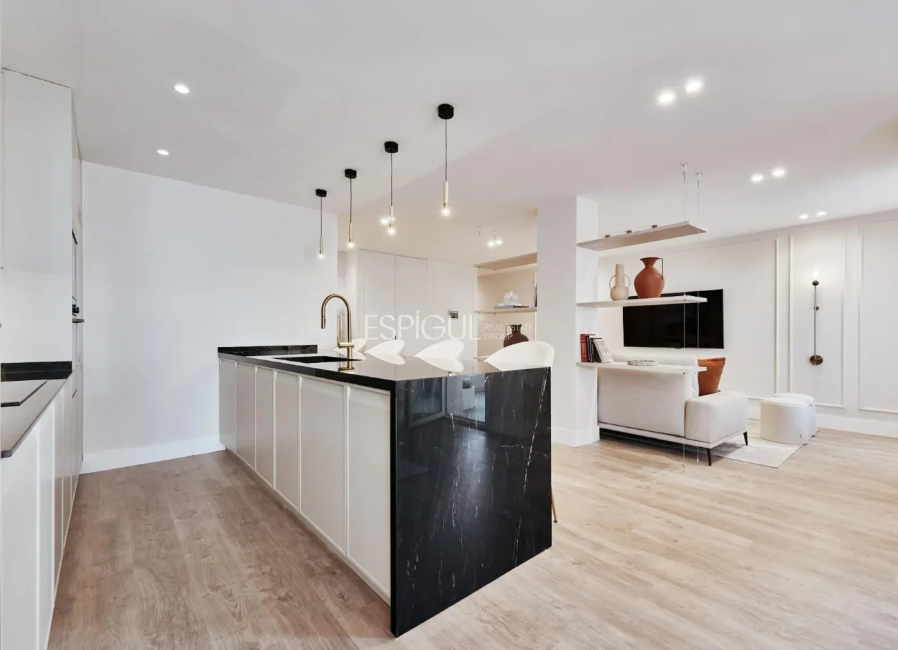 Vivienda con terraza reformada en Calle Castello