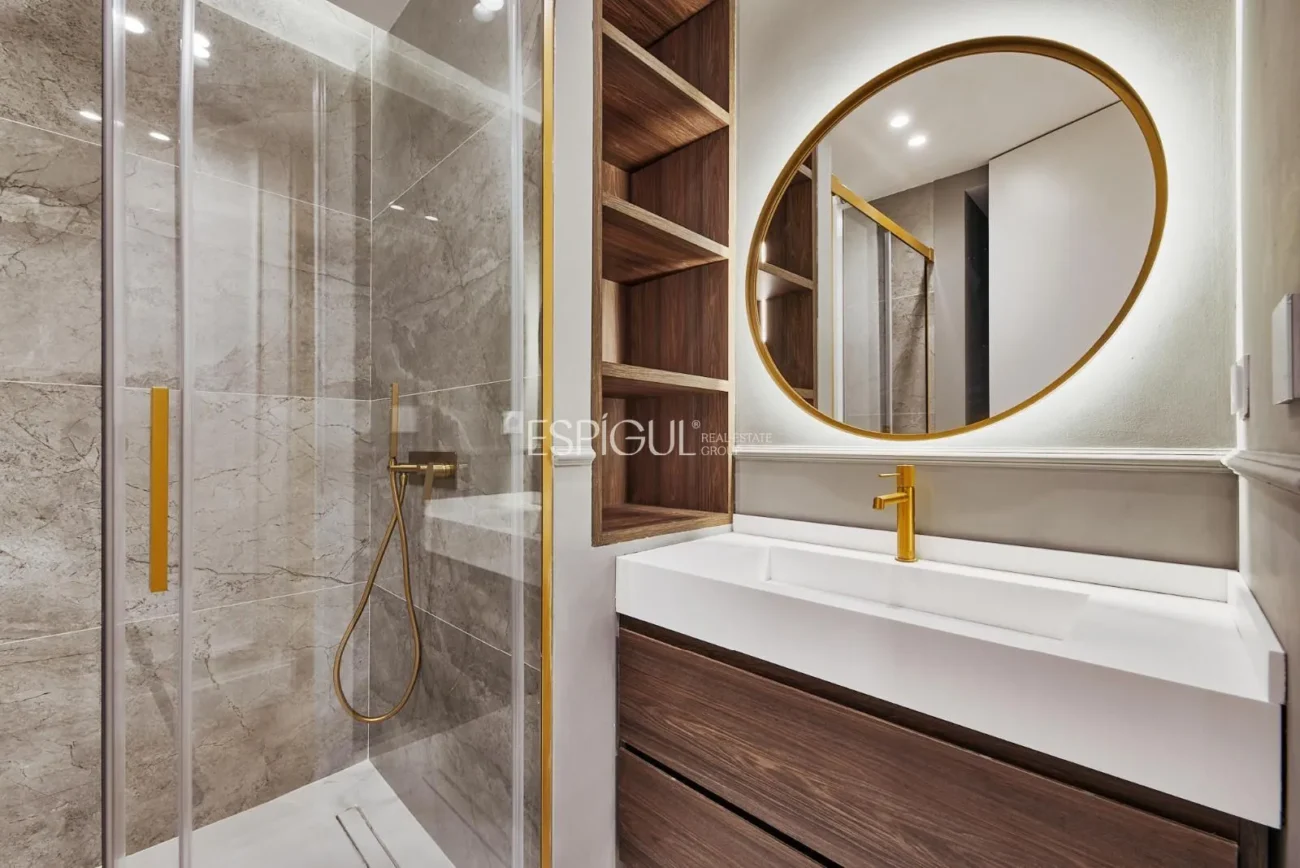 Vivienda con terraza reformada en Calle Castello