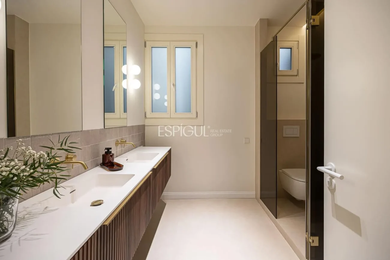 Logement exclusif avec une essence classique et un confort contemporain au cœur de l&rsquo;Eixample Dret
