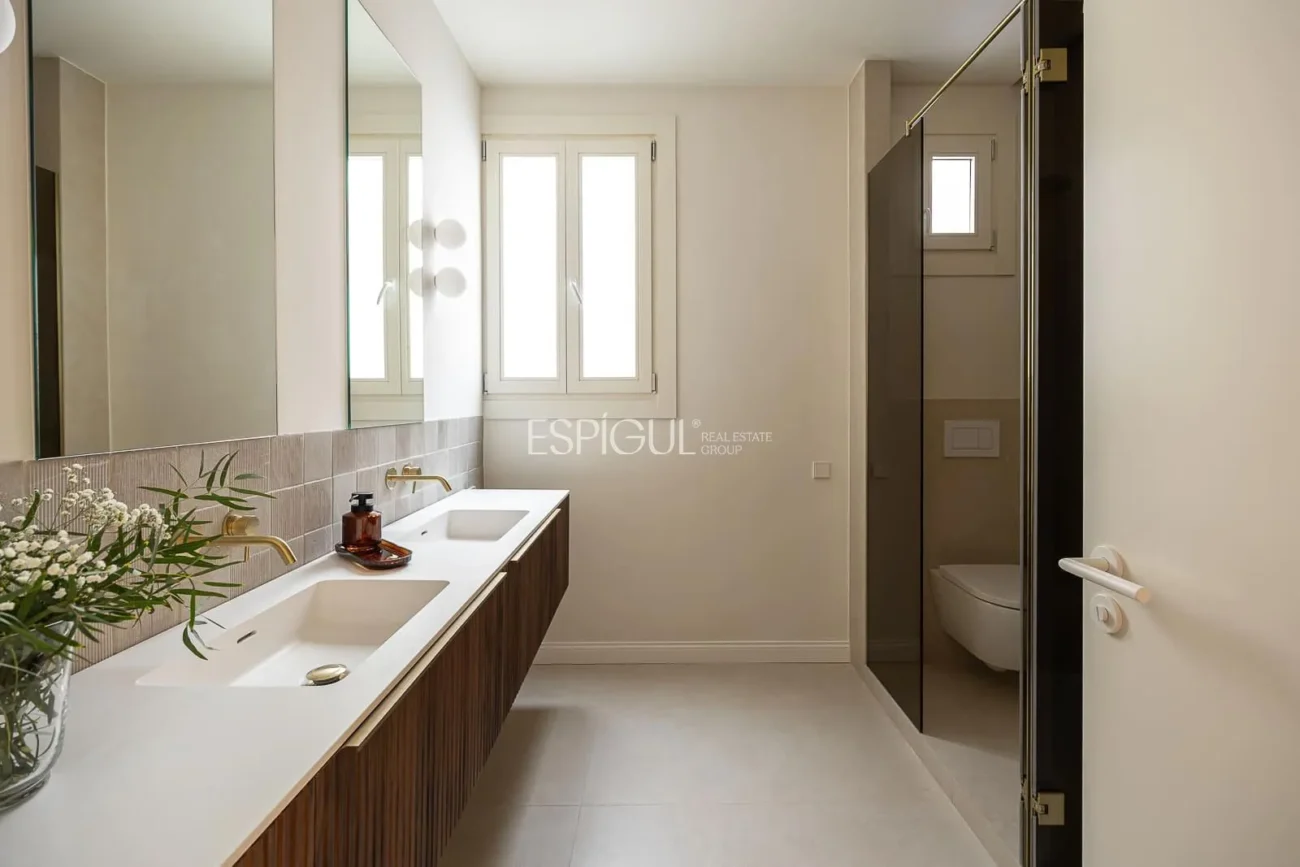 Logement exclusif avec une essence classique et un confort contemporain au cœur de l&rsquo;Eixample Dret