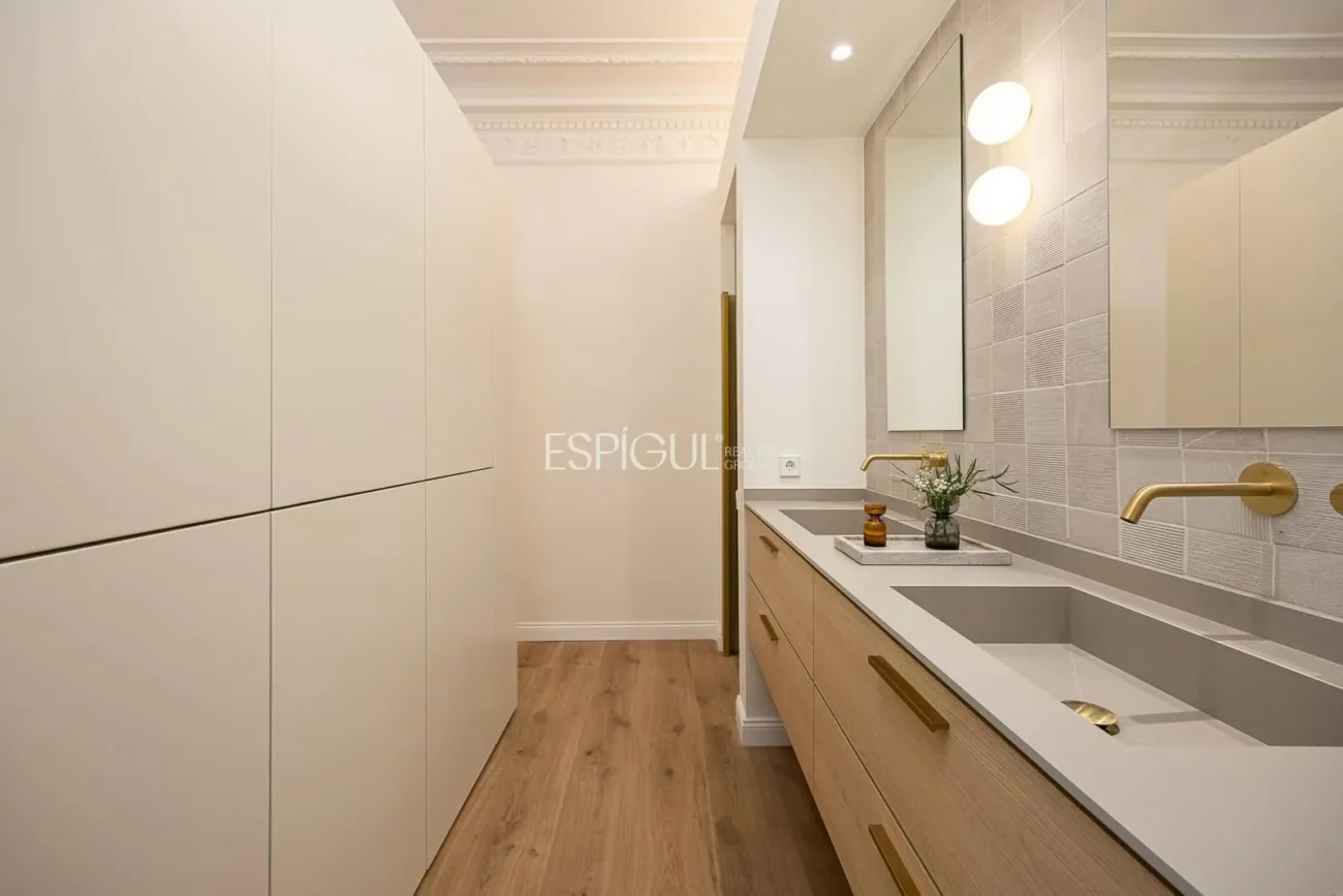 Logement exclusif avec une essence classique et un confort contemporain au cœur de l&rsquo;Eixample Dret