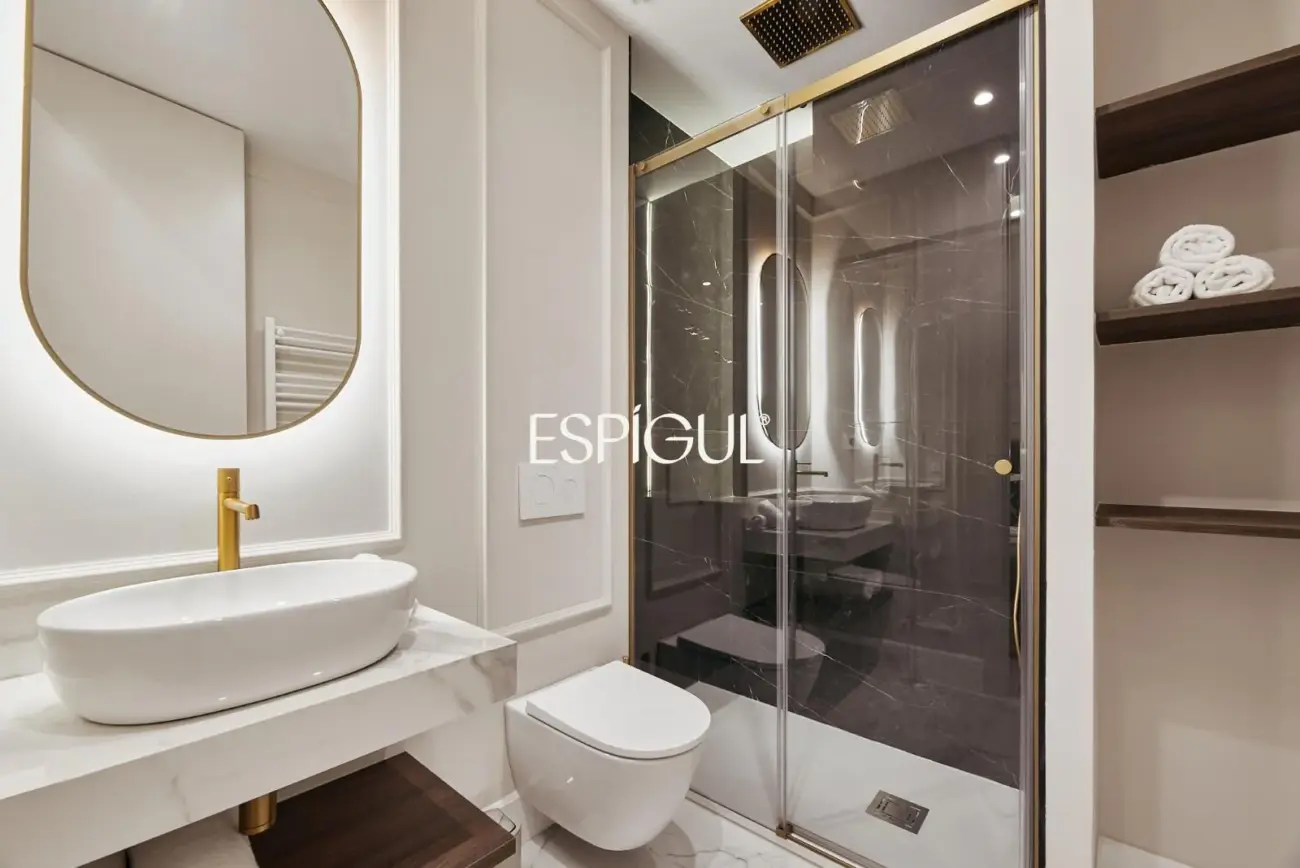 Отремонтированная квартира с видом на улицу на улице Барко, Центр