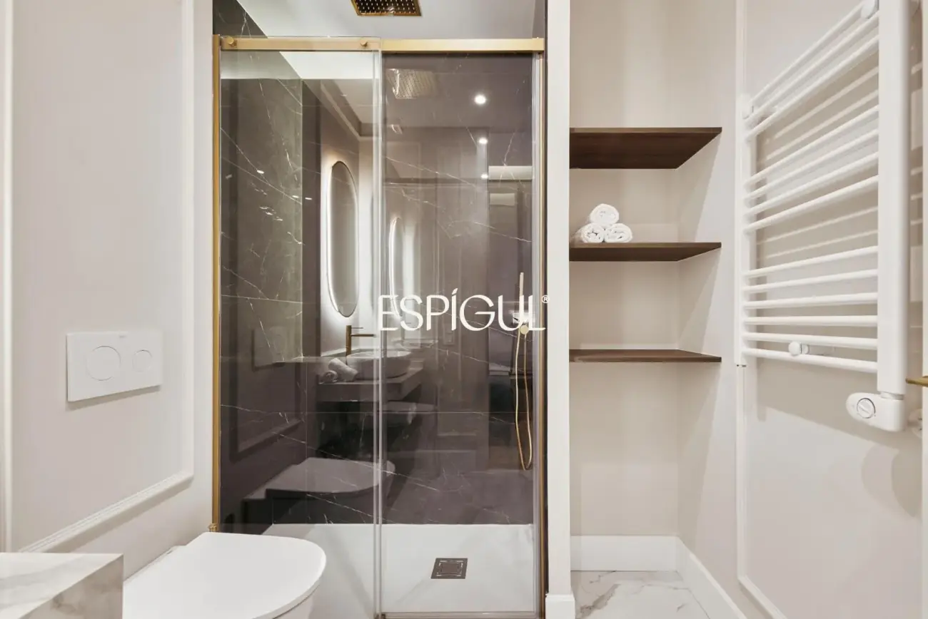 Отремонтированная квартира с видом на улицу на улице Барко, Центр