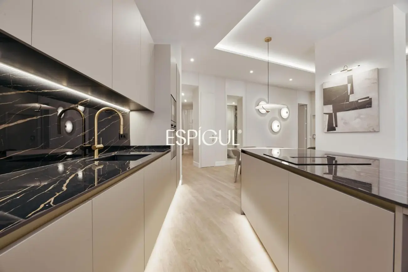 Отремонтированная квартира с видом на улицу на улице Барко, Центр