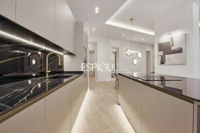 Отремонтированная квартира с видом на улицу на улице Барко, Центр