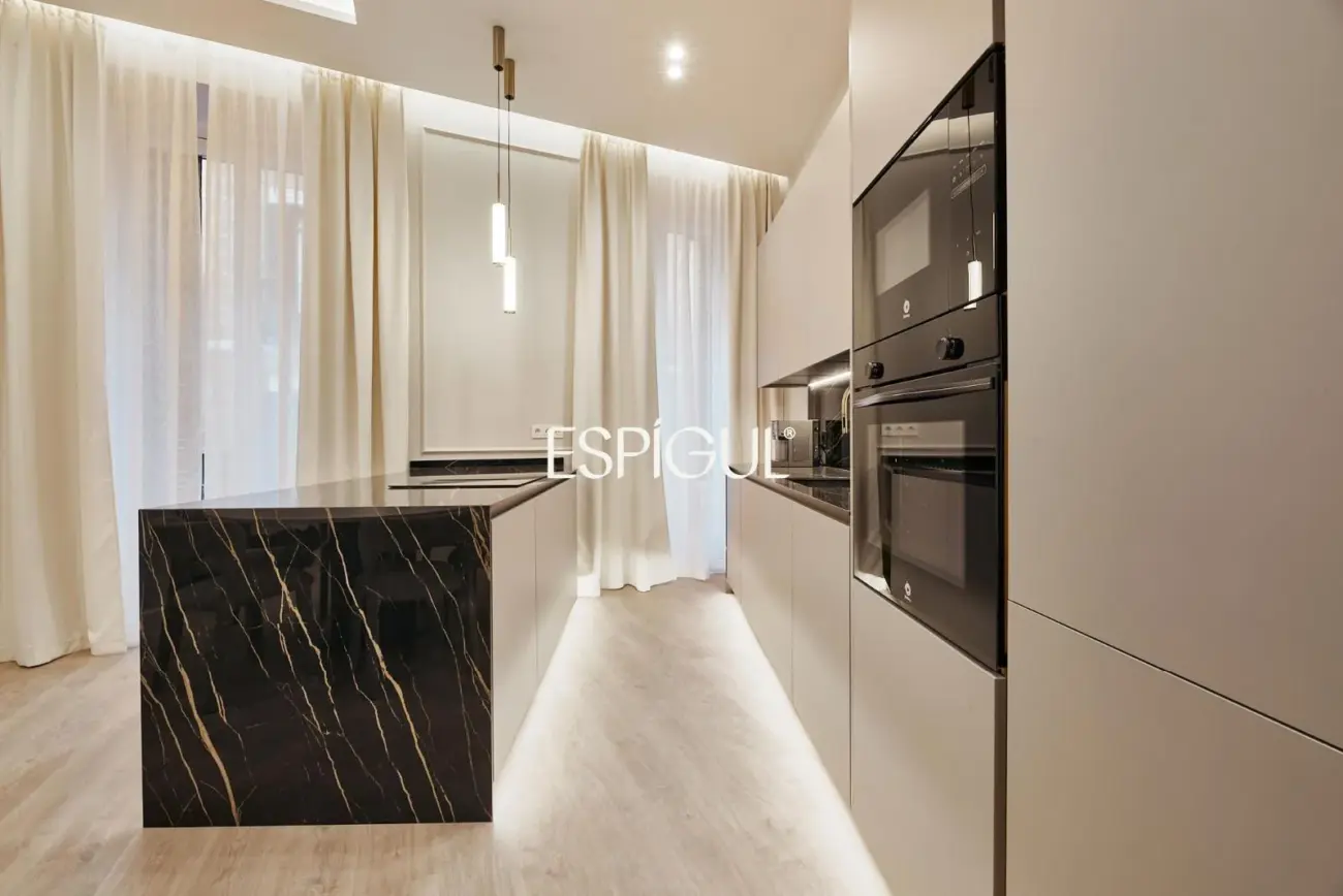 Отремонтированная квартира с видом на улицу на улице Барко, Центр