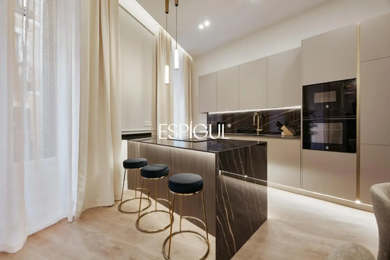 Отремонтированная квартира с видом на улицу на улице Барко, Центр