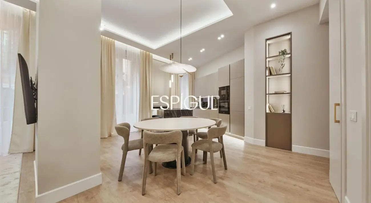 Отремонтированная квартира с видом на улицу на улице Барко, Центр