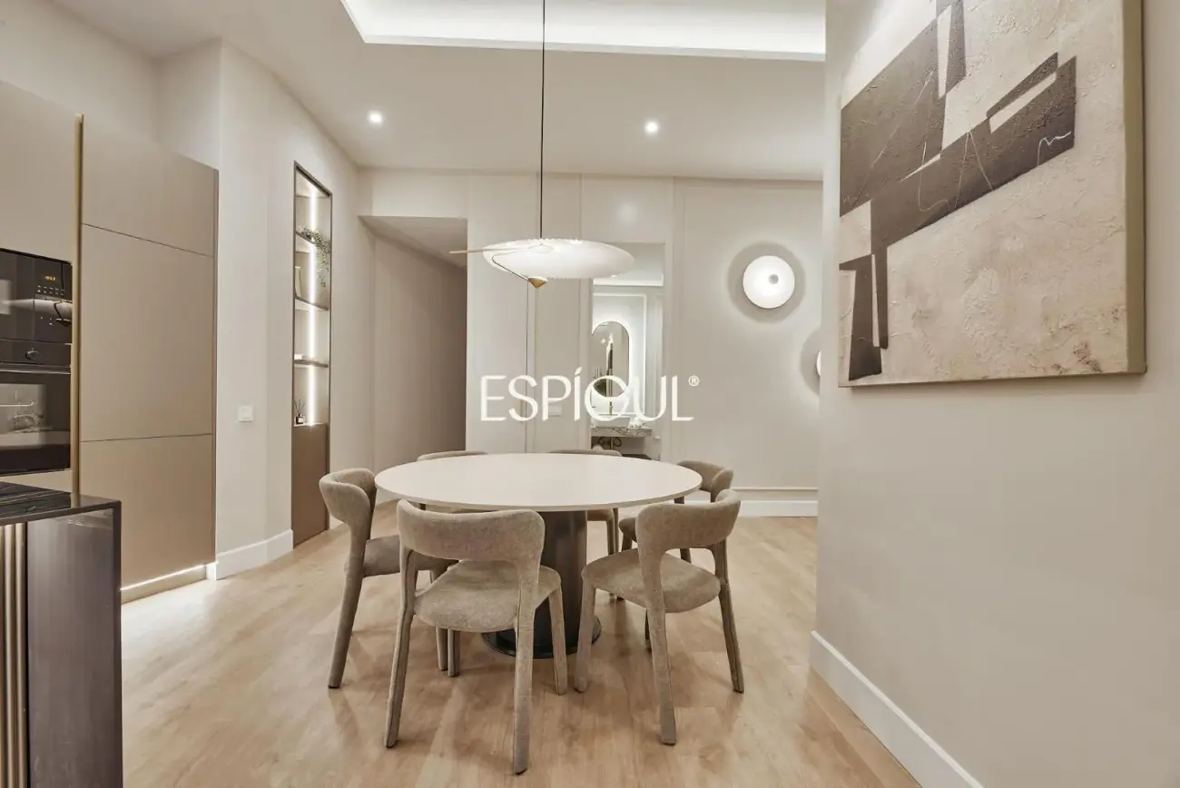 Отремонтированная квартира с видом на улицу на улице Барко, Центр