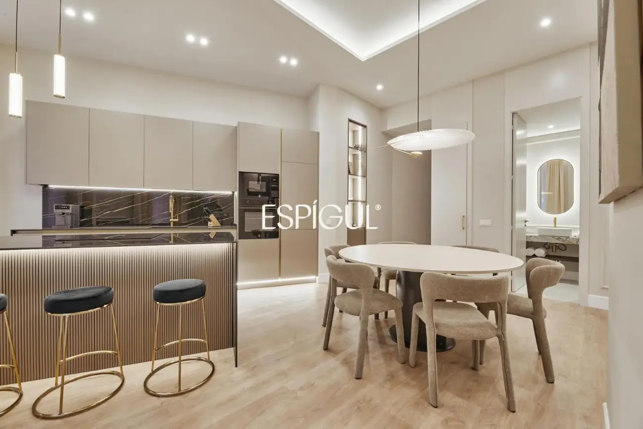 Отремонтированная квартира с видом на улицу на улице Барко, Центр