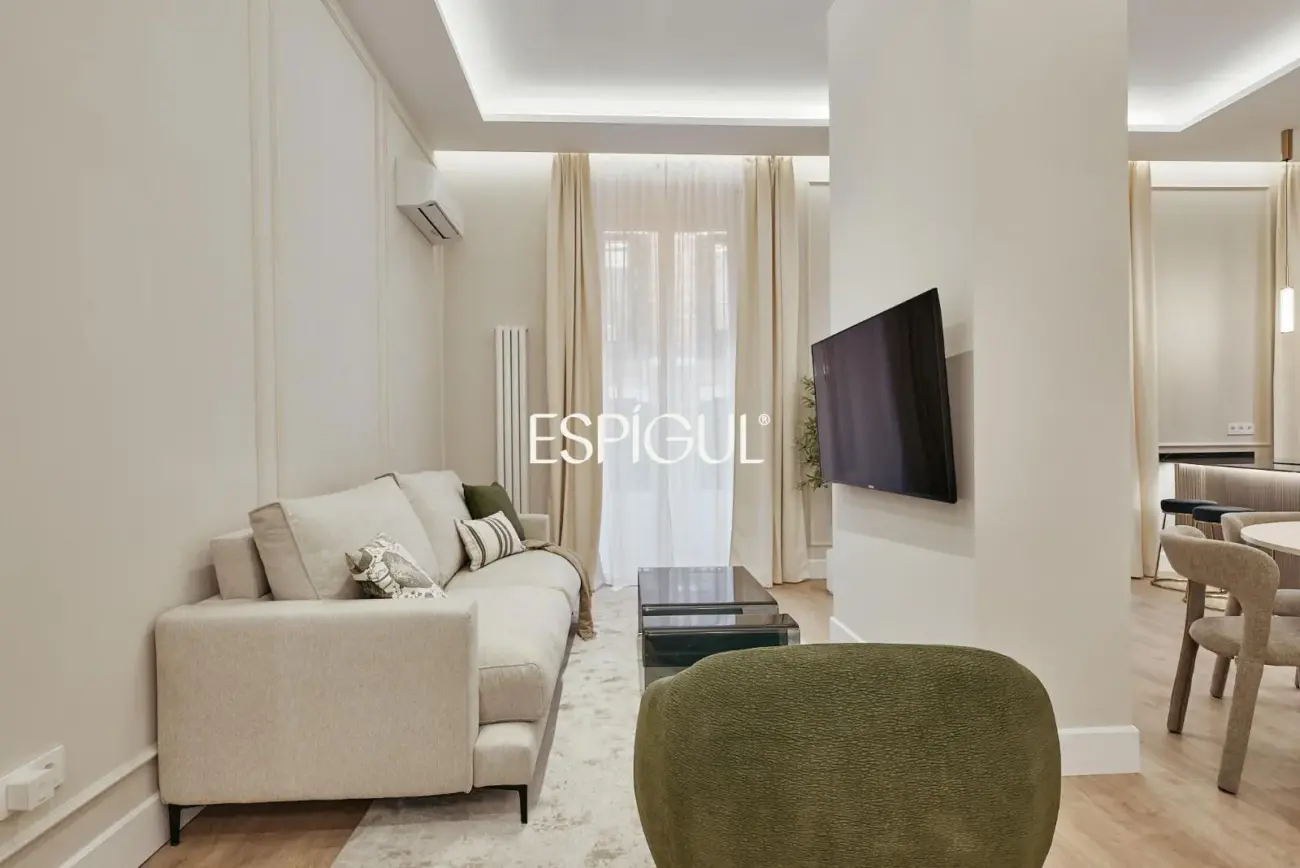 Отремонтированная квартира с видом на улицу на улице Барко, Центр