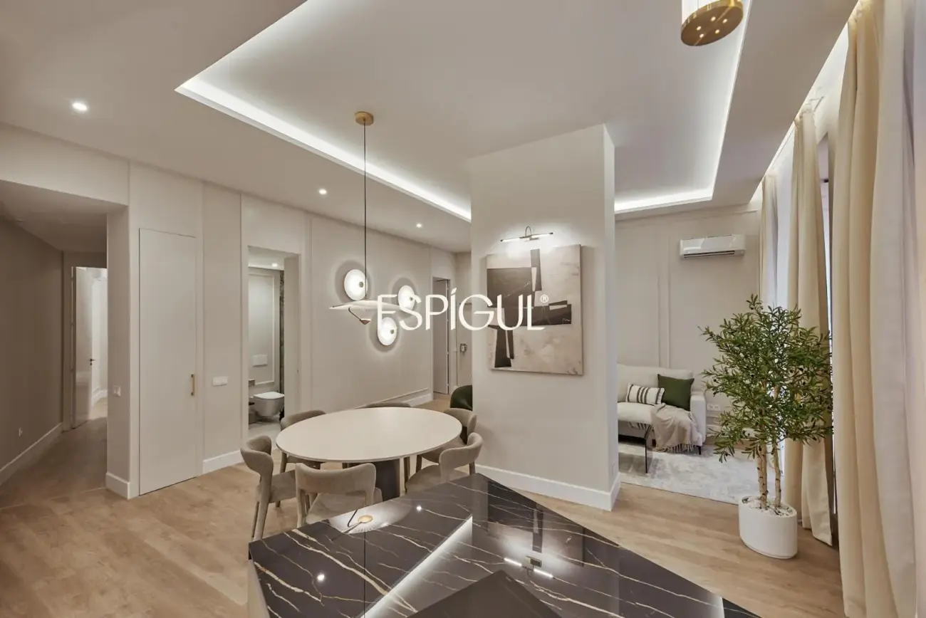 Отремонтированная квартира с видом на улицу на улице Барко, Центр