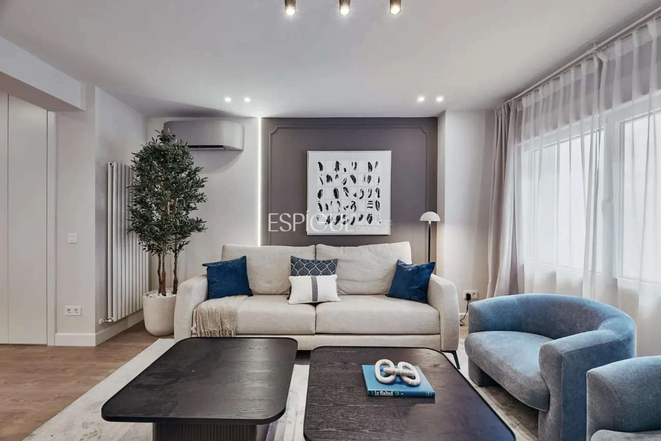 Renovated 3-Bedroom Apartment on Calle Montesa, Lista