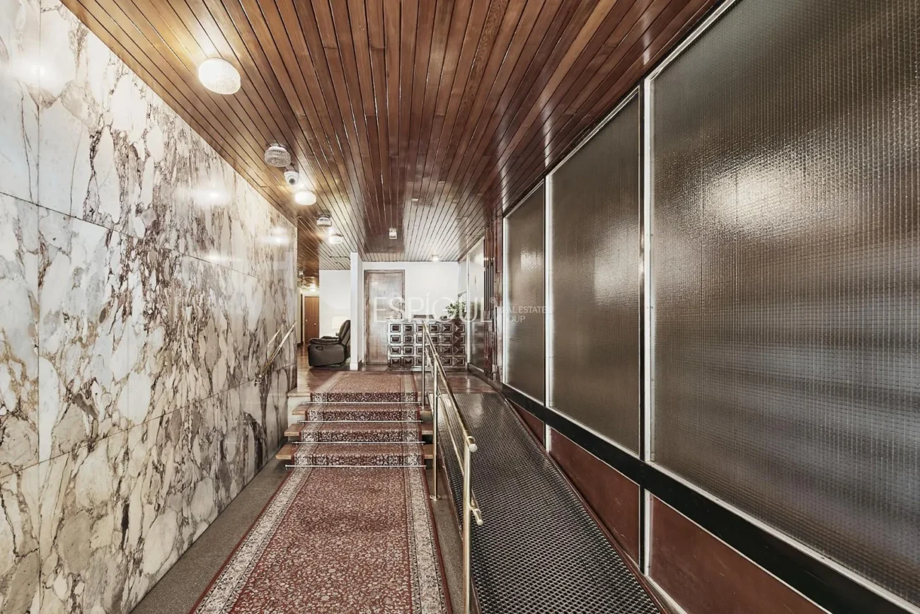 Renovated 3-Bedroom Apartment on Calle Montesa, Lista