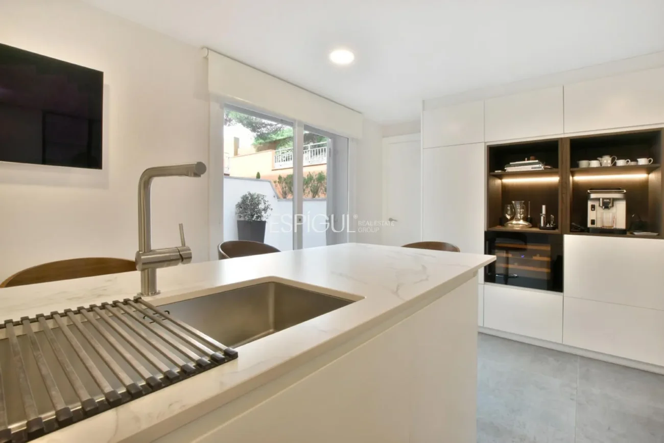 Двухквартирный дом с захватывающим видом в Сант-Бергер, Тейя