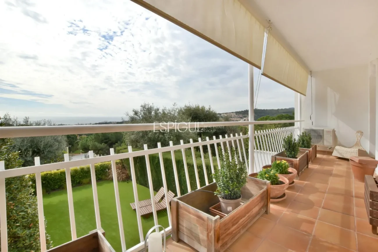 Двухквартирный дом с захватывающим видом в Сант-Бергер, Тейя