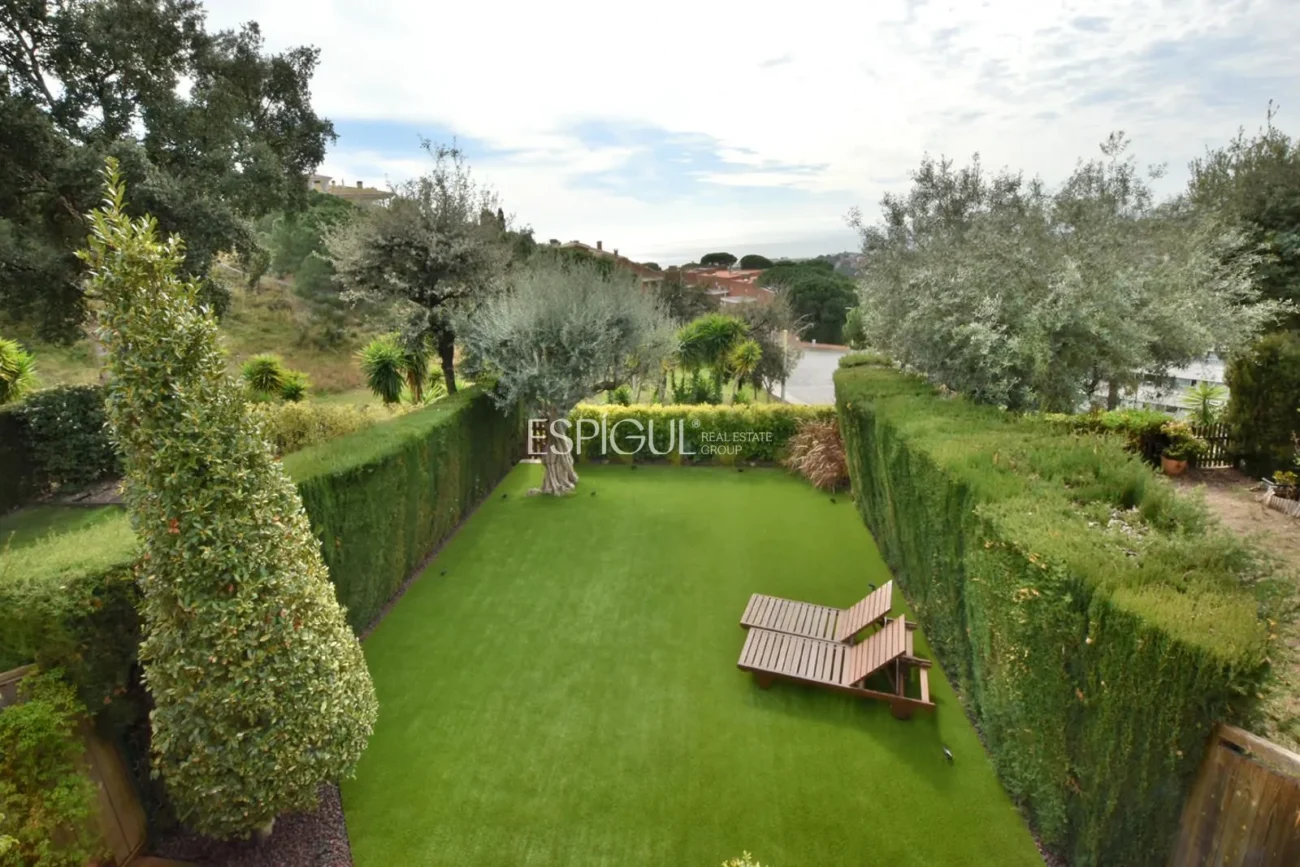 Двухквартирный дом с захватывающим видом в Сант-Бергер, Тейя