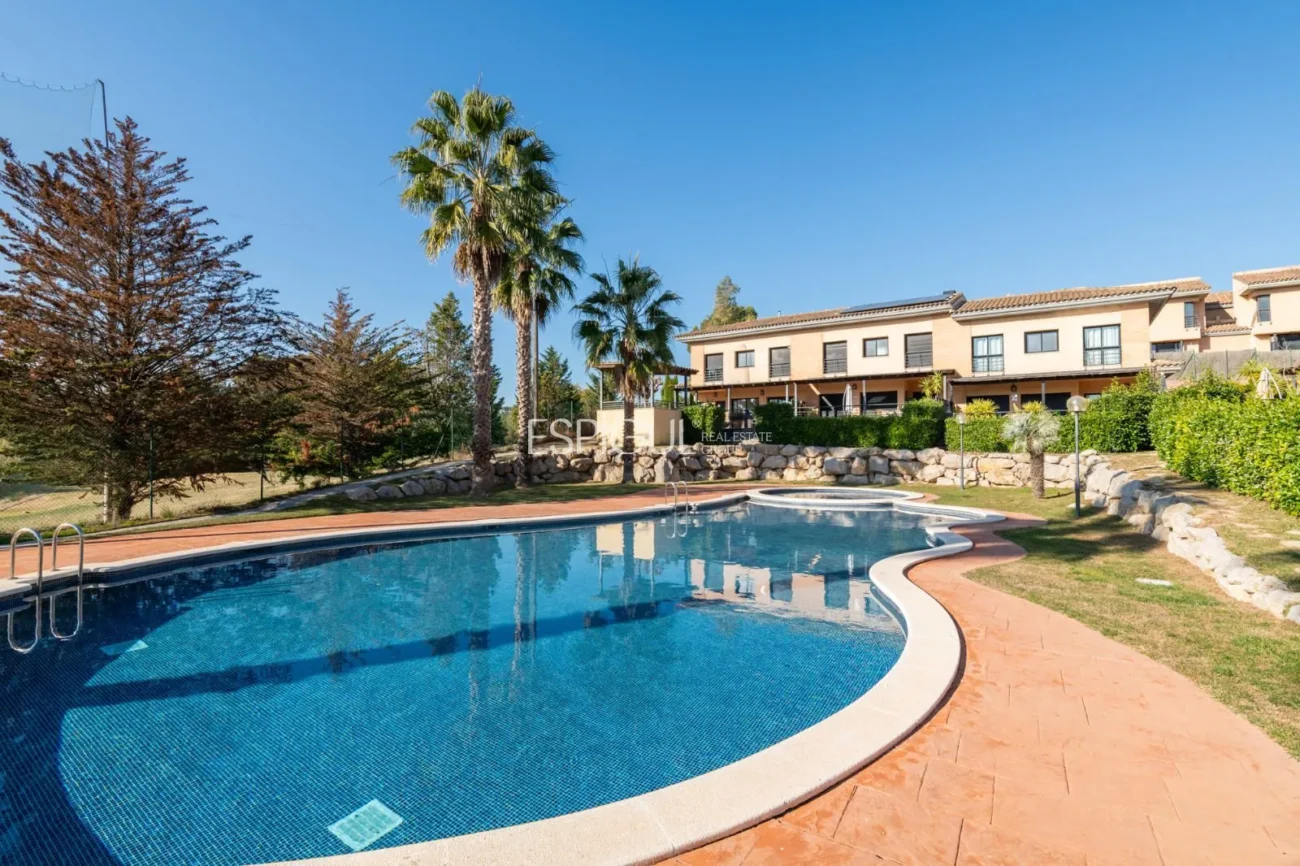 Townhouse for sale in Golf Masia Bach