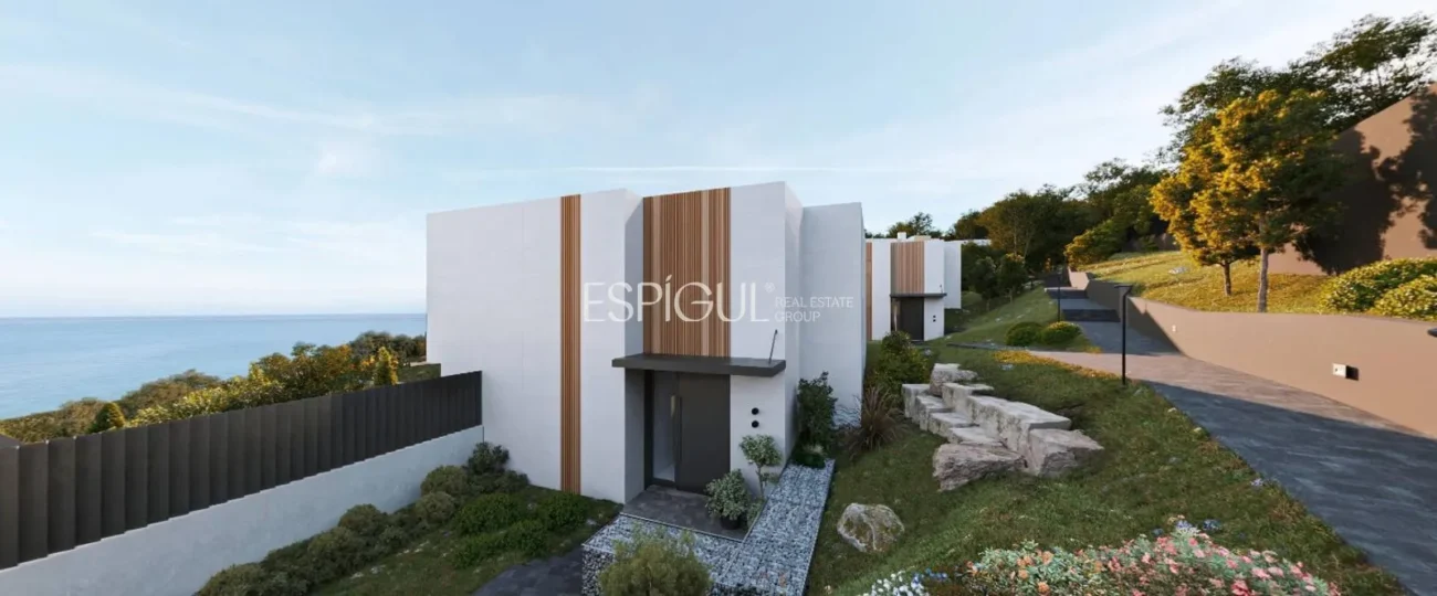 Lujo con vistas al mar: Exclusivas casas  de obra nueva con piscina en Llavaneras