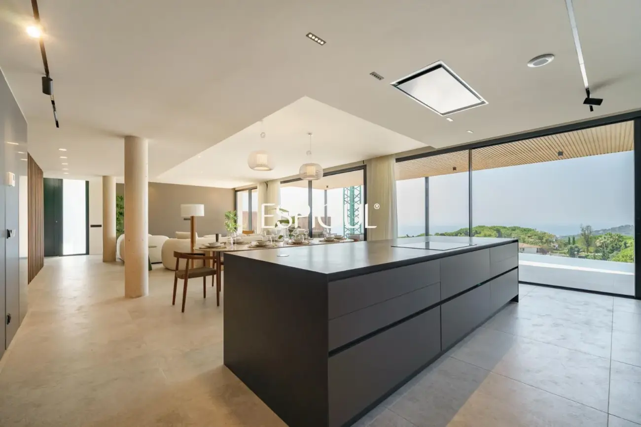 Luxe amb vistes al mar: Exclusives cases d’obra nova amb piscina a Llavaneres