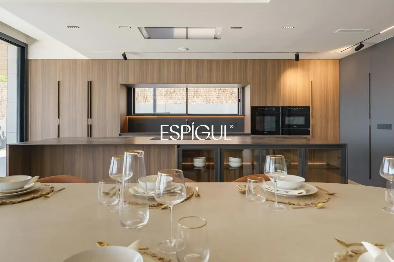 Luxe amb vistes al mar: Exclusives cases d’obra nova amb piscina a Llavaneres