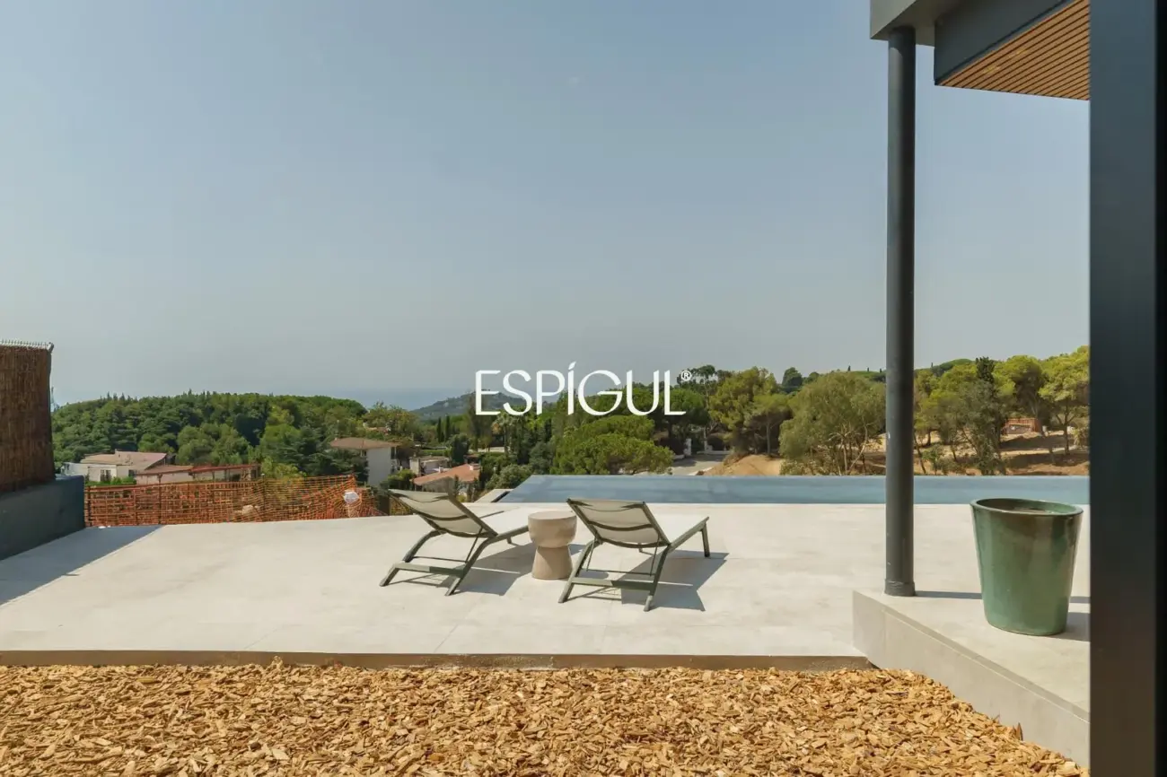 Luxe amb vistes al mar: Exclusives cases d’obra nova amb piscina a Llavaneres