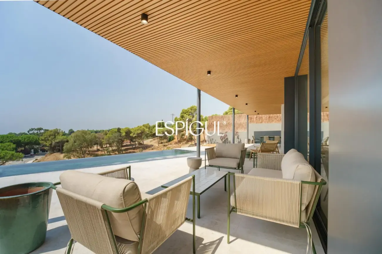 Luxe amb vistes al mar: Exclusives cases d’obra nova amb piscina a Llavaneres