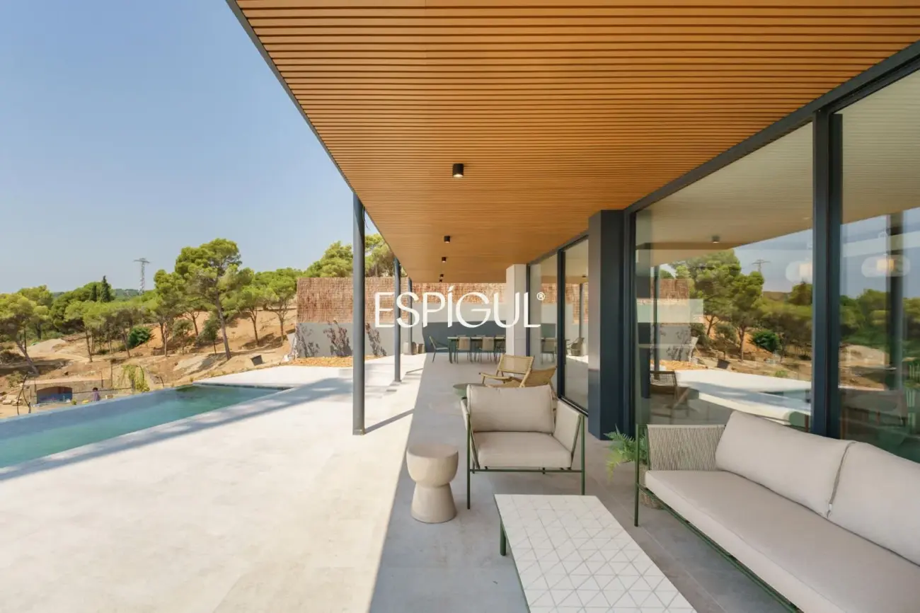 Luxe amb vistes al mar: Exclusives cases d’obra nova amb piscina a Llavaneres