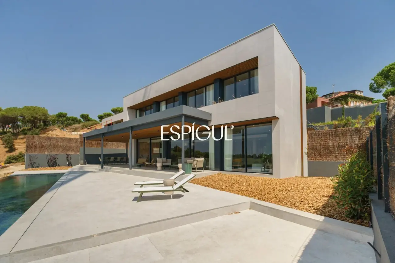 Luxe amb vistes al mar: Exclusives cases d’obra nova amb piscina a Llavaneres