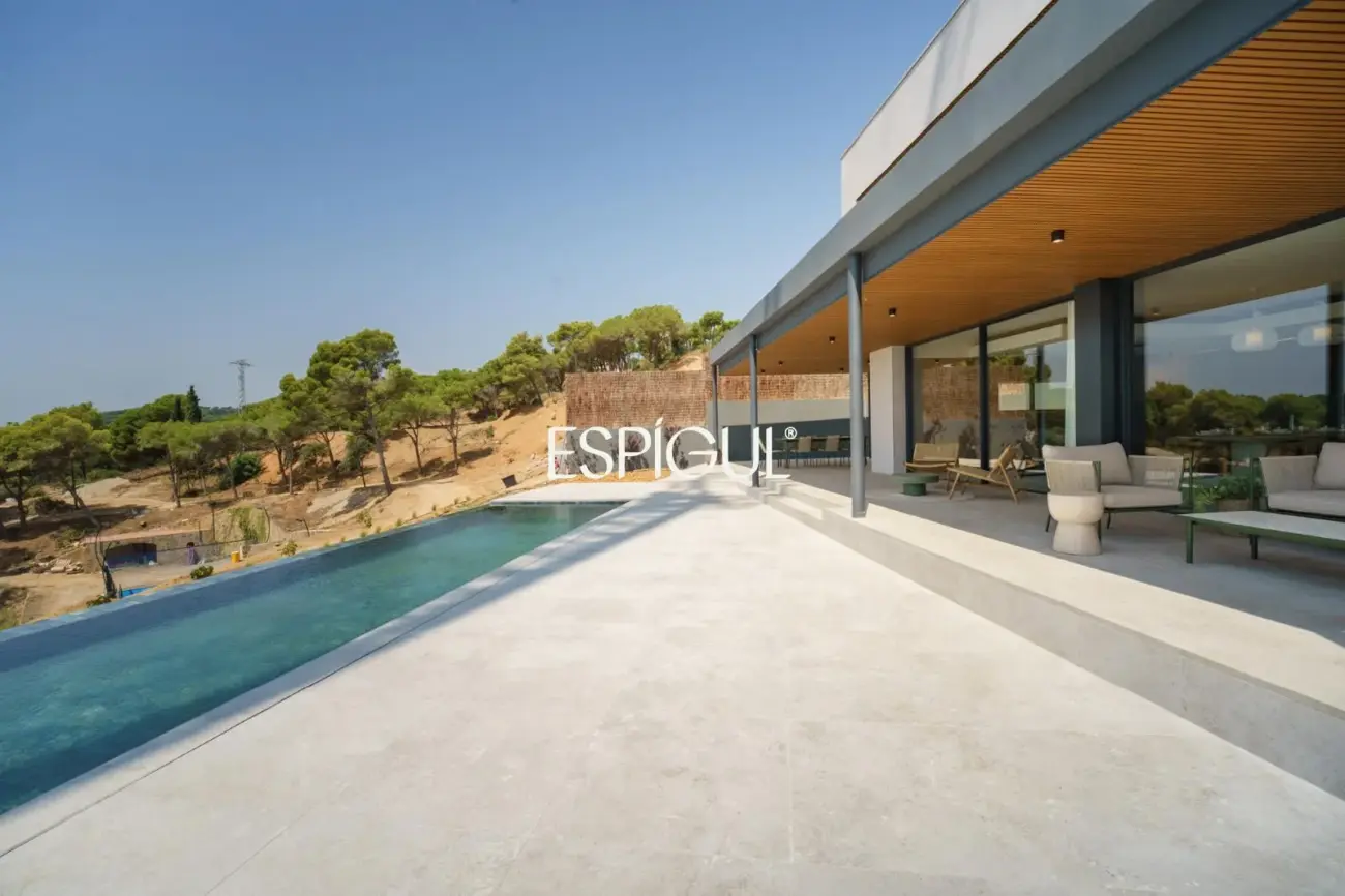 Luxe amb vistes al mar: Exclusives cases d’obra nova amb piscina a Llavaneres