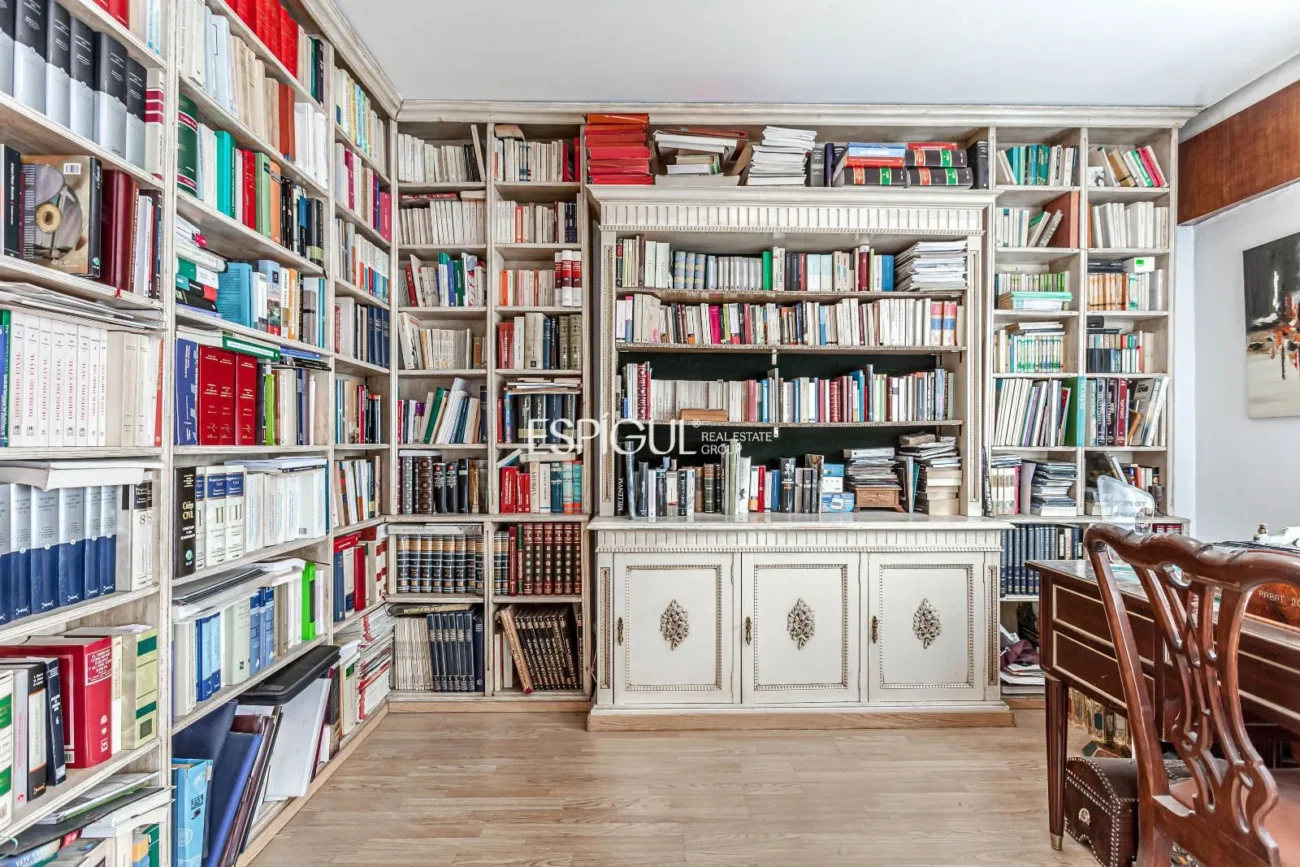 Apartment to renovate in Ortega y Gasset with garage and storage room