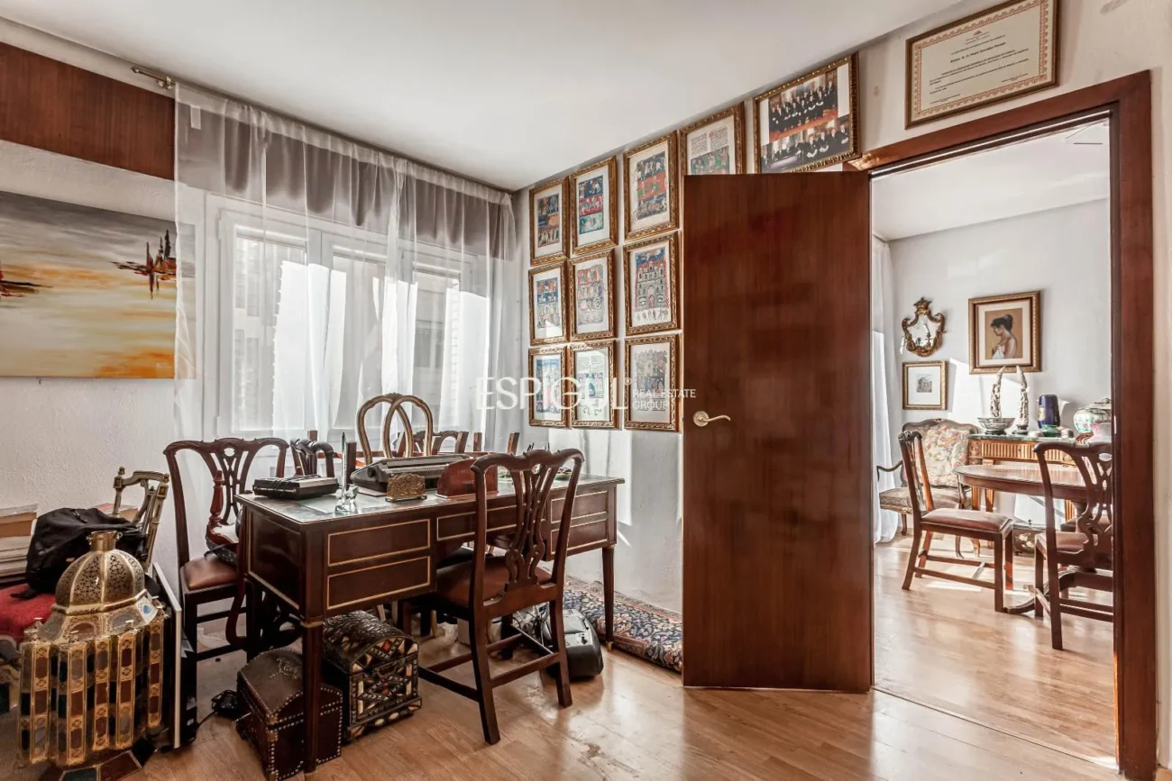 Apartment to renovate in Ortega y Gasset with garage and storage room