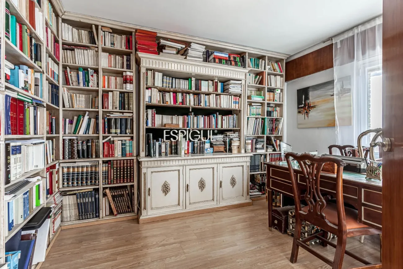 Apartment to renovate in Ortega y Gasset with garage and storage room