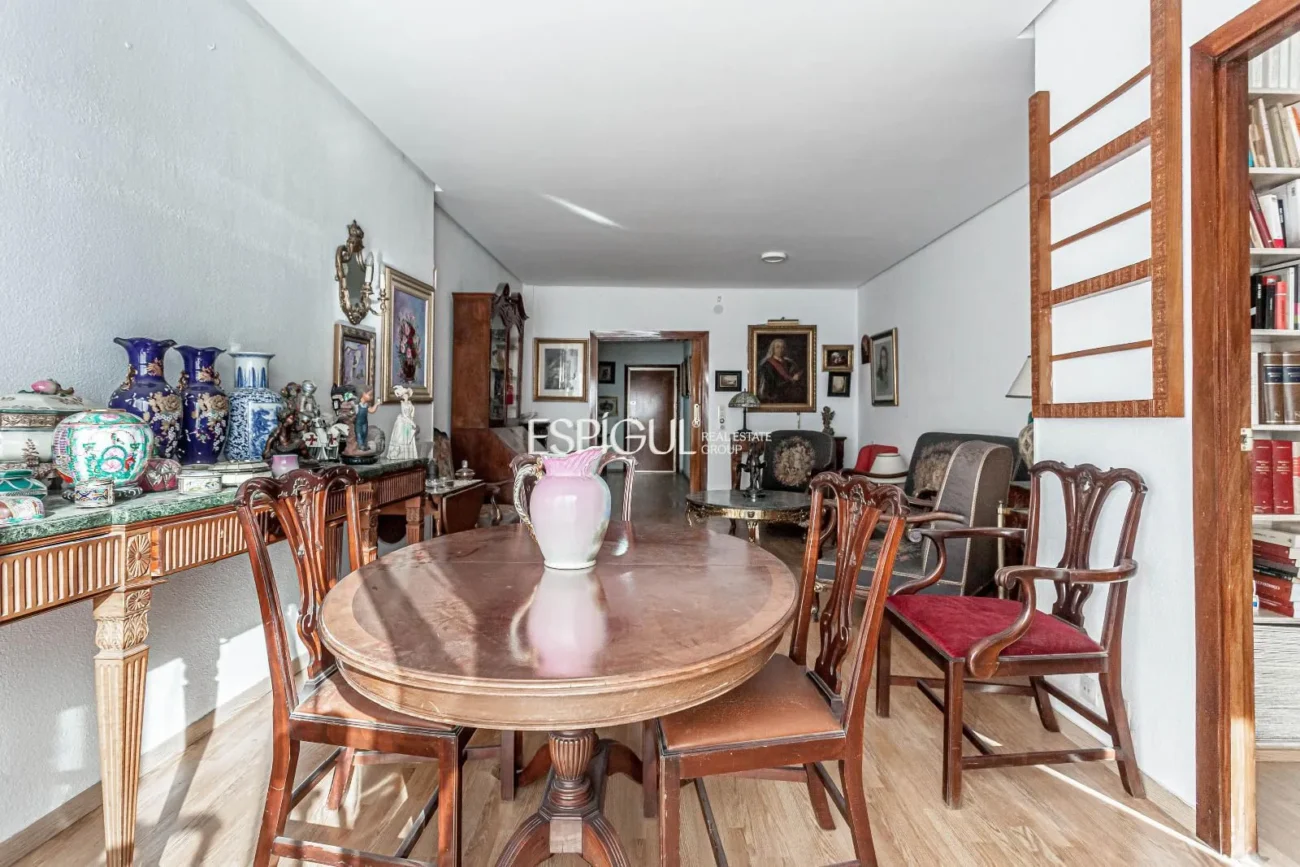 Apartment to renovate in Ortega y Gasset with garage and storage room