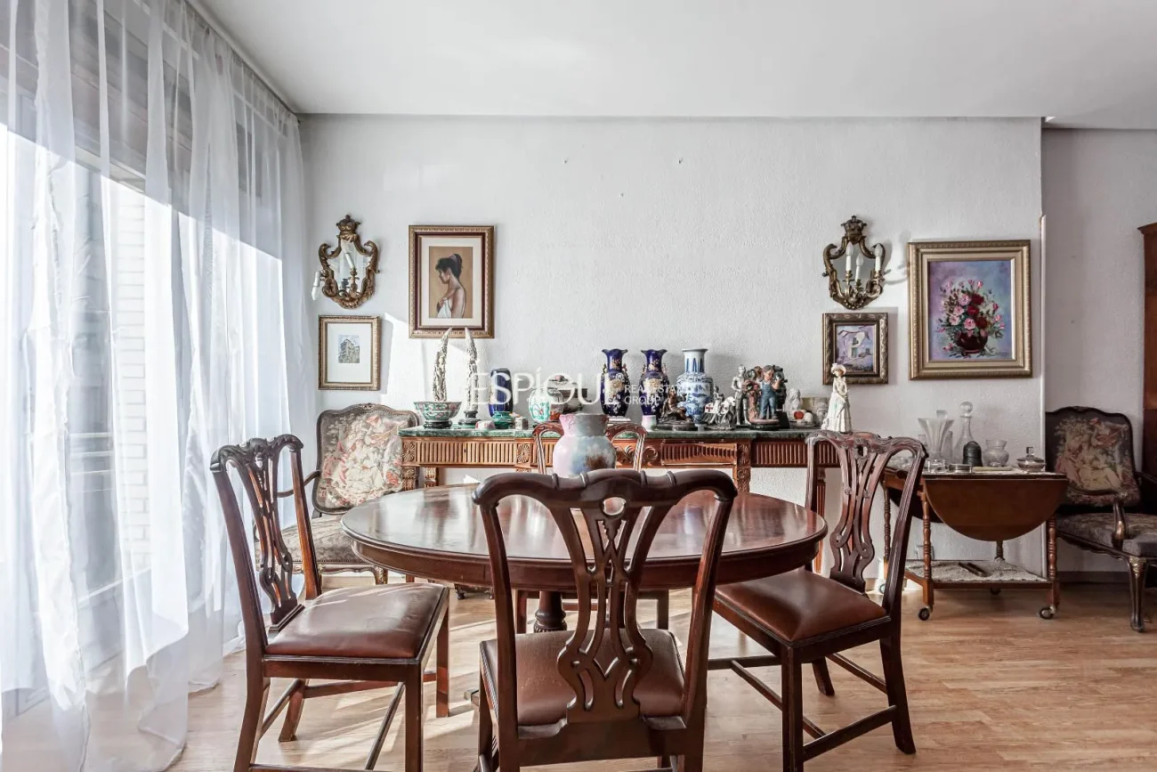 Apartment to renovate in Ortega y Gasset with garage and storage room