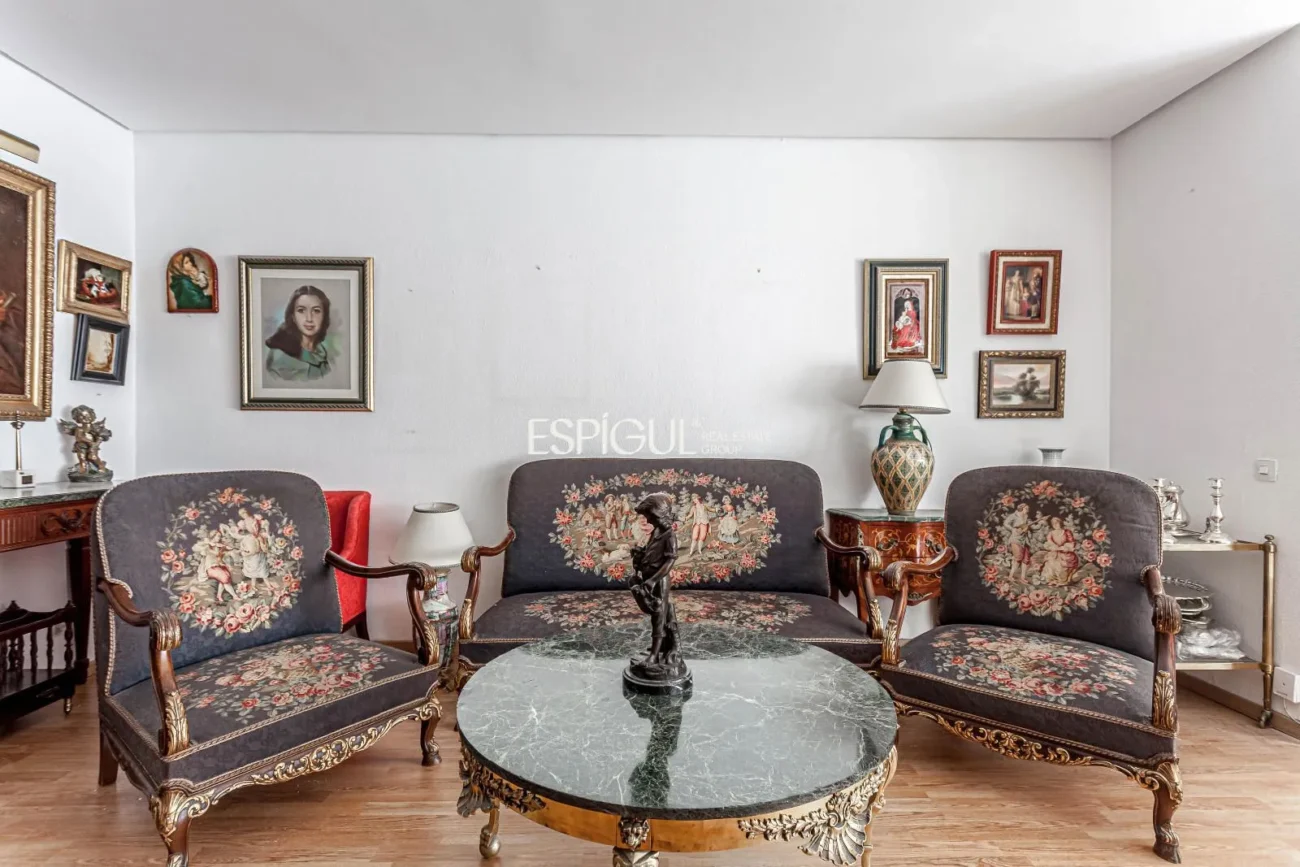 Apartment to renovate in Ortega y Gasset with garage and storage room