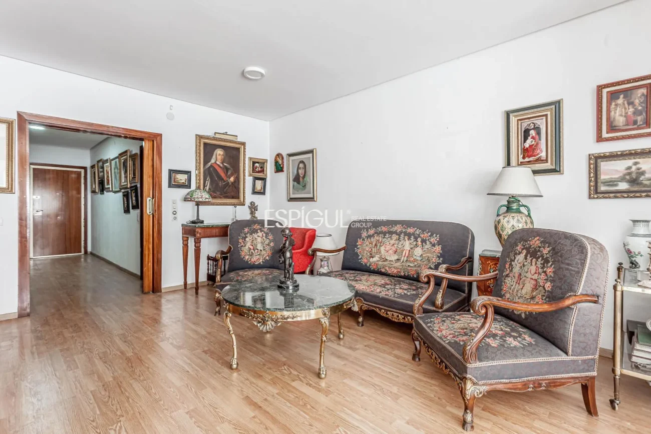 Apartment to renovate in Ortega y Gasset with garage and storage room