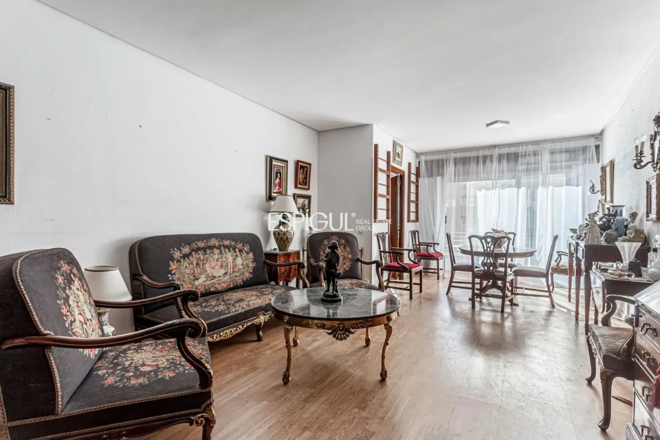 Apartment to renovate in Ortega y Gasset with garage and storage room