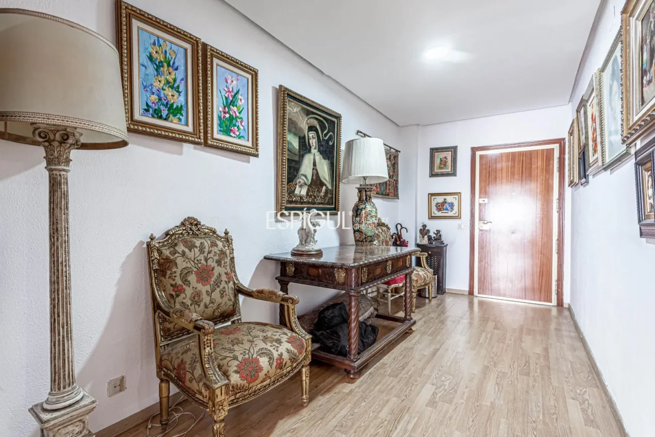 Apartment to renovate in Ortega y Gasset with garage and storage room