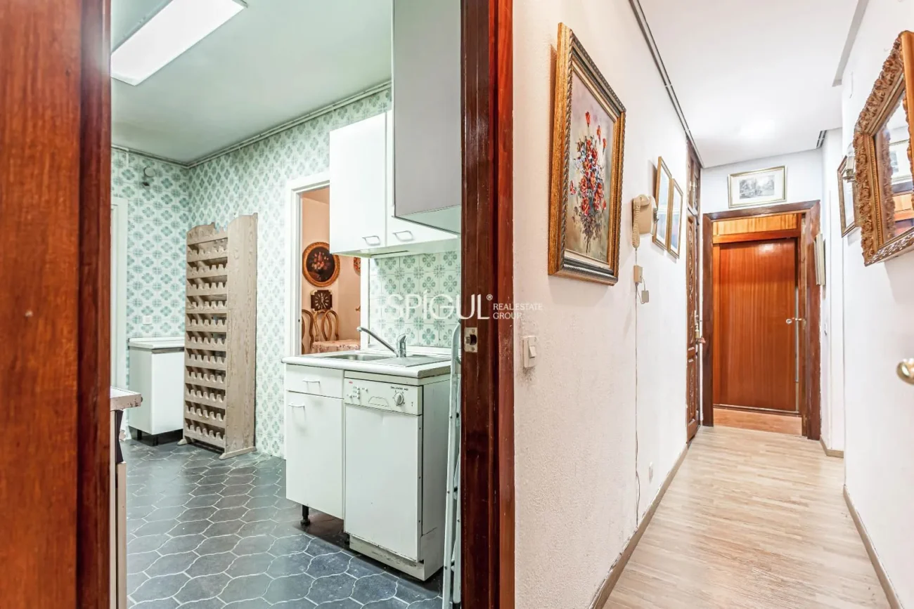 Apartment to renovate in Ortega y Gasset with garage and storage room
