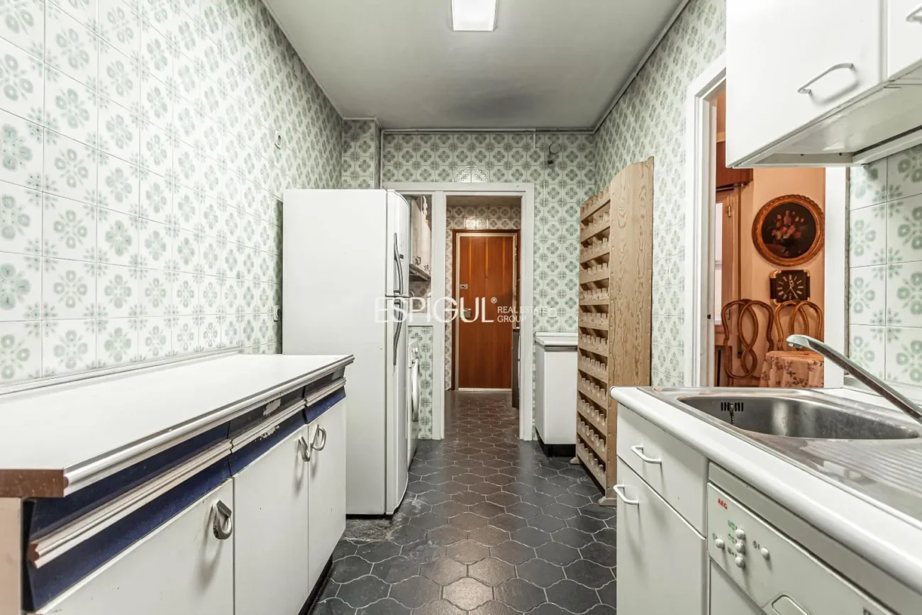 Apartment to renovate in Ortega y Gasset with garage and storage room