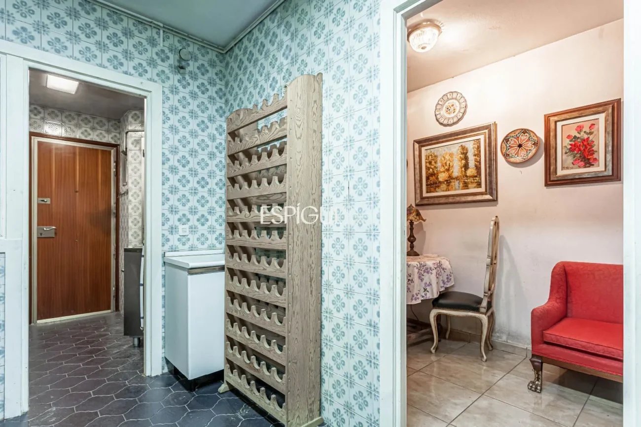 Apartment to renovate in Ortega y Gasset with garage and storage room