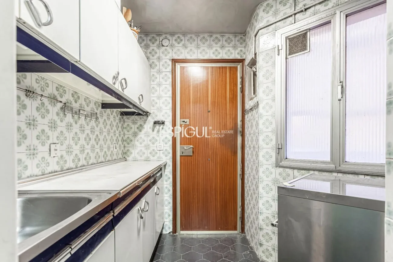 Apartment to renovate in Ortega y Gasset with garage and storage room