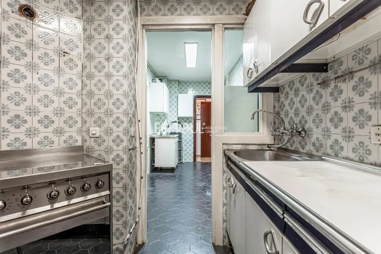 Apartment to renovate in Ortega y Gasset with garage and storage room