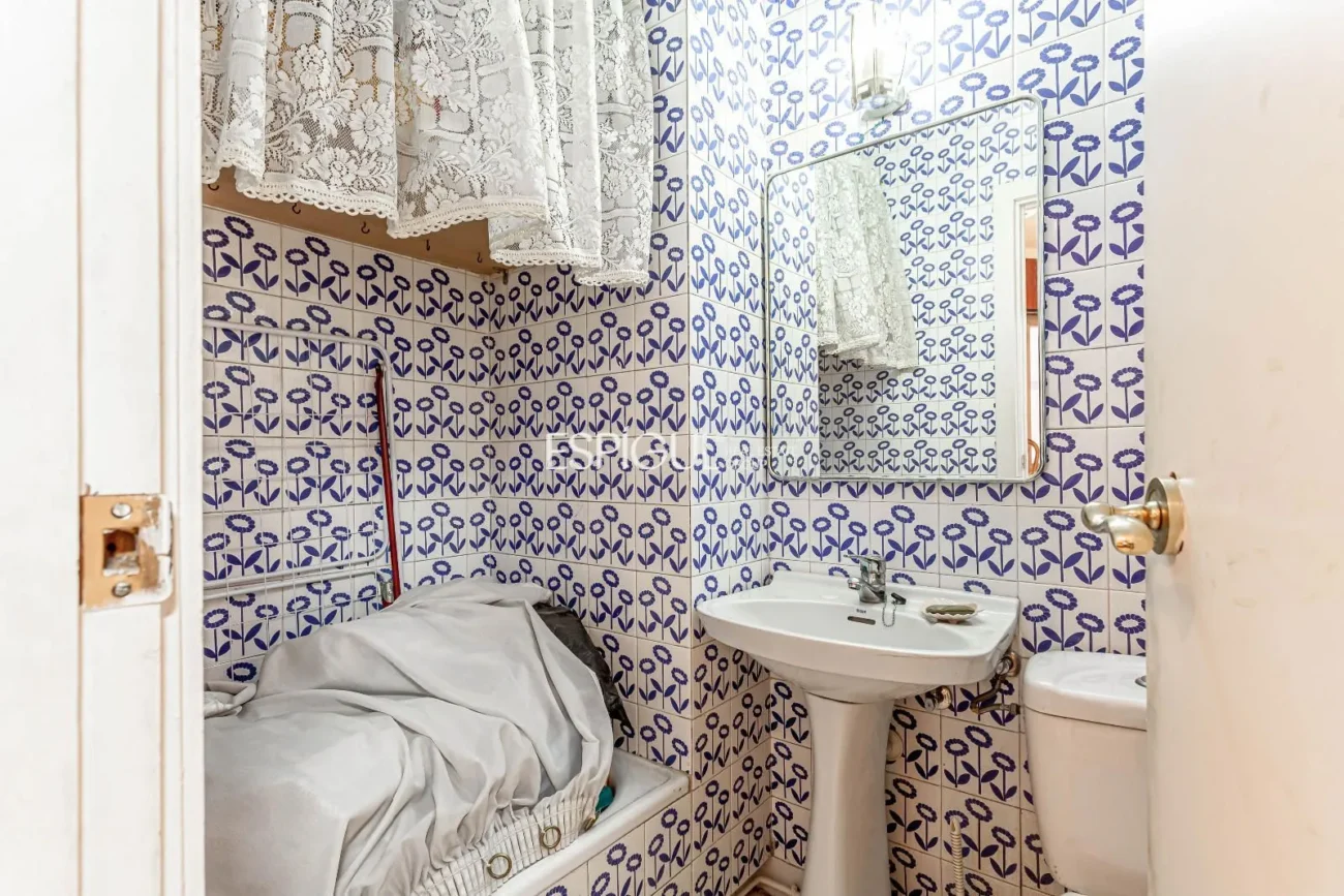 Apartment to renovate in Ortega y Gasset with garage and storage room