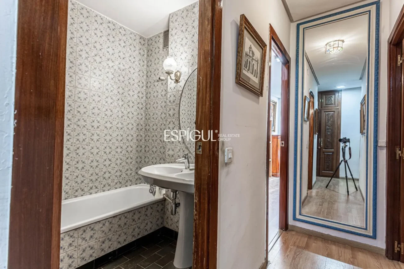 Apartment to renovate in Ortega y Gasset with garage and storage room