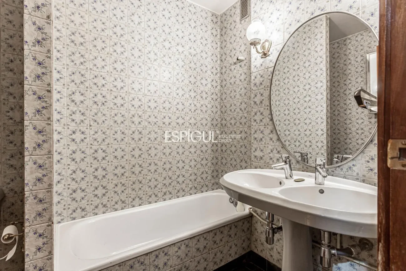 Apartment to renovate in Ortega y Gasset with garage and storage room