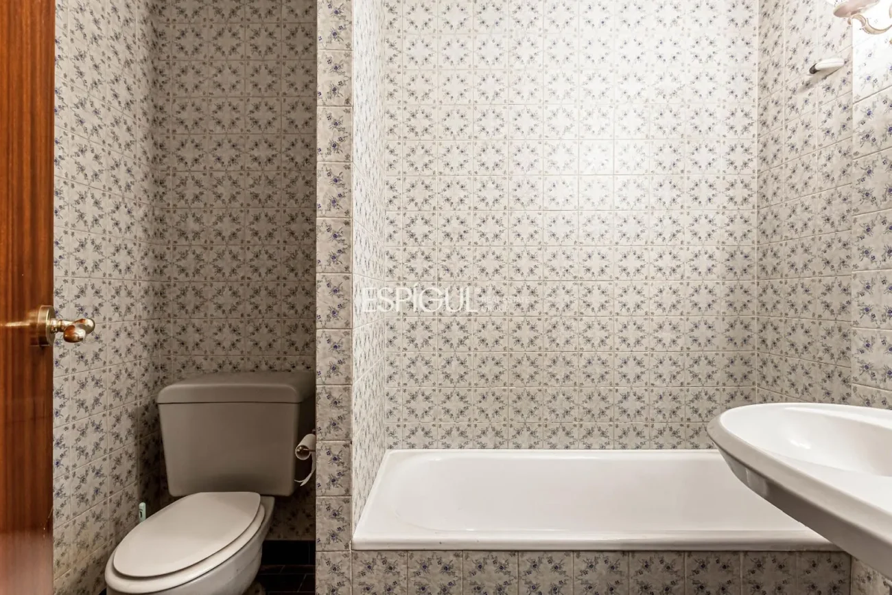 Apartment to renovate in Ortega y Gasset with garage and storage room