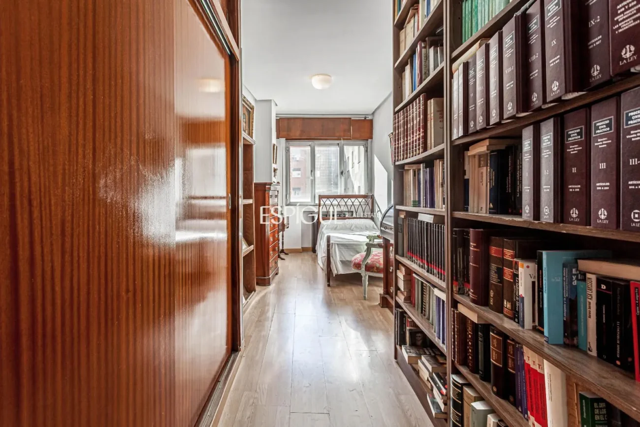 Apartment to renovate in Ortega y Gasset with garage and storage room