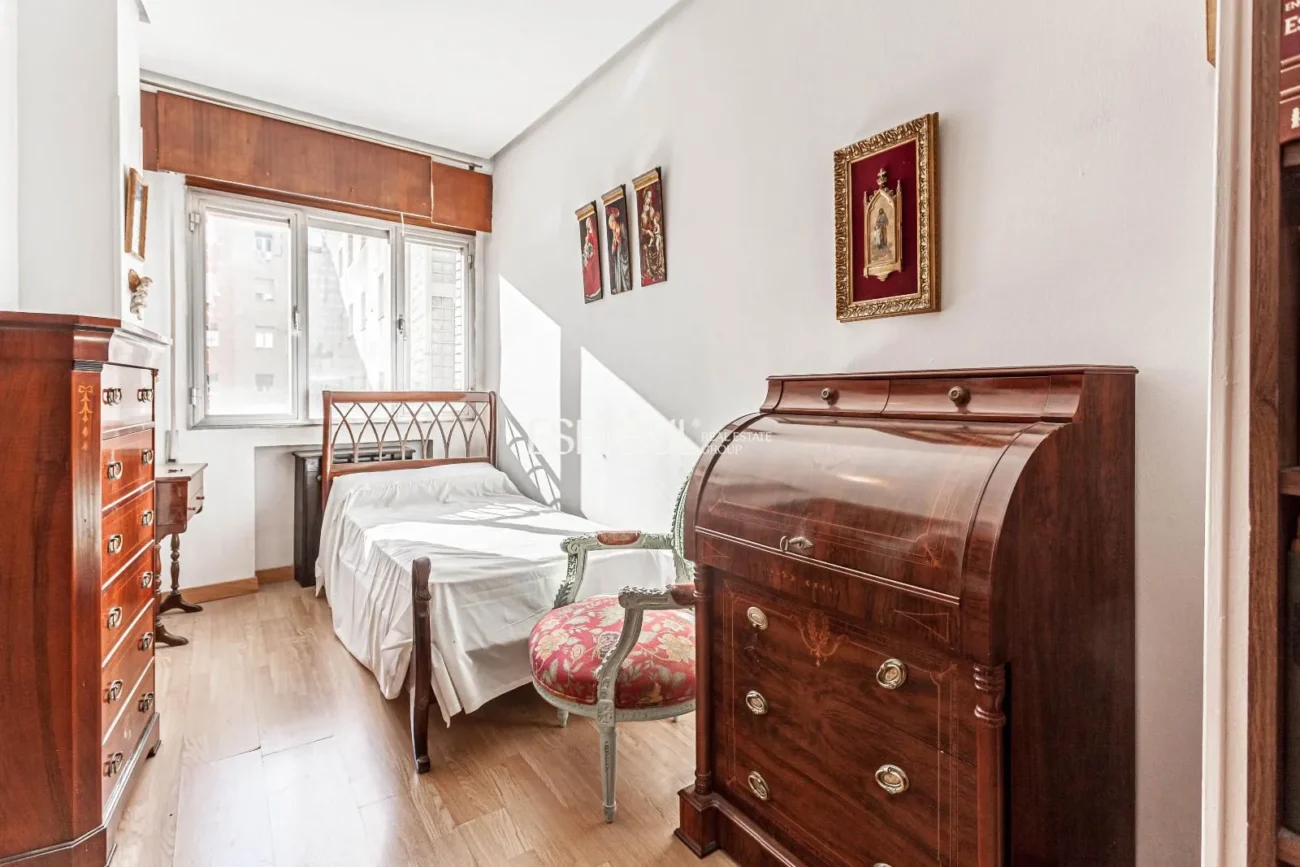 Apartment to renovate in Ortega y Gasset with garage and storage room